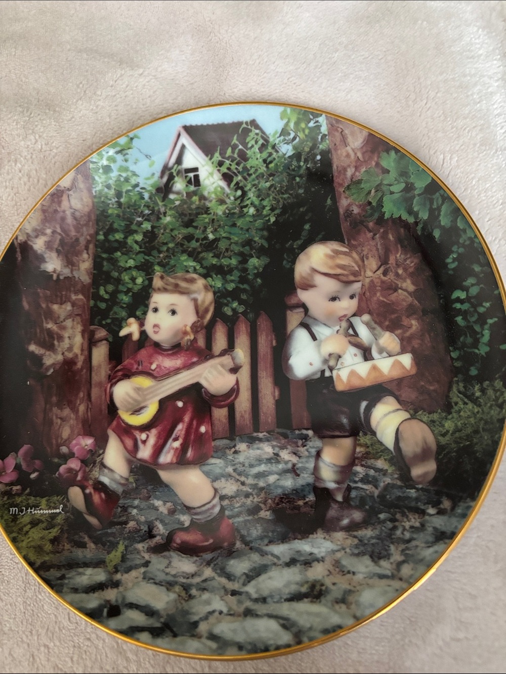 Hummel Wall Plate with Red Dress & Green Foliage